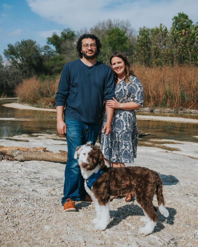 CONGRATULATIONS to Sarah and Torrance, who got engaged last month! 🎉💍 And congrats to Wax for graduating to the next obedience class! (And he advanced over a month early!) Y’all all look great! Best wishes from the Farm!! #lostcreekbordoodles #lostcreekpatsy #bordoodlesofinstagram #bordoodles #bordoodle